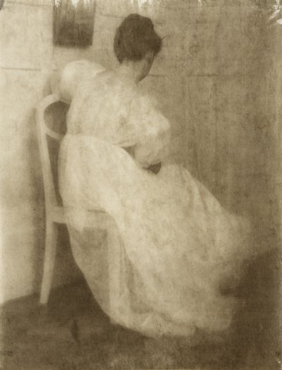 Mary Warner sur une chaise blanche, c.1910 - Heinrich Kuhn