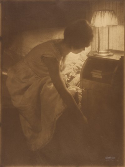 Miss Mary [Warner] à sa table de nuit - Heinrich Kuhn