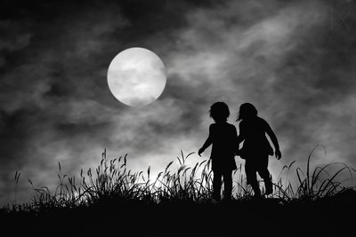 Silhouettes au clair de lune en train de marcher - Hengki Lee