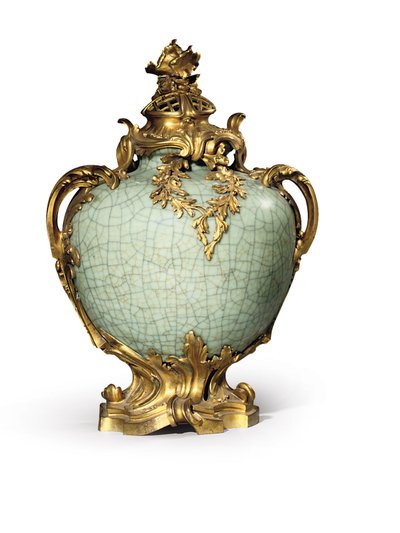 Un des deux vases et couvercles de style Louis XV, montures datées de 1883, porcelaine fin XVIIIe-début XIXe siècle - Henri Dasson