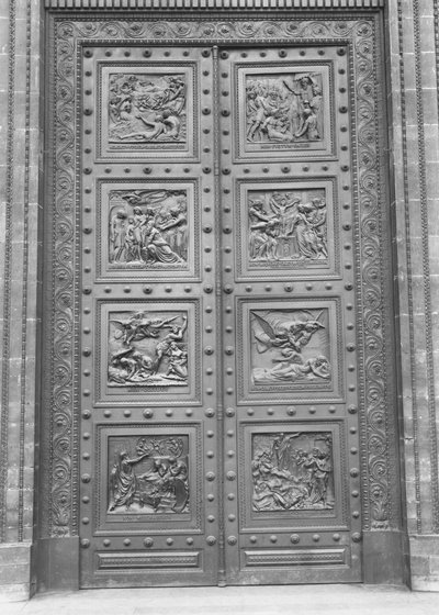 Vue de la porte de La Madeleine comprenant huit panneaux en relief représentant le Décalogue et des scènes de l