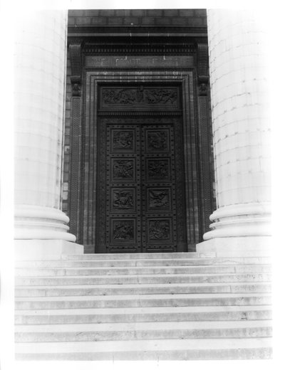 Vue de la porte de La Madeleine comprenant huit panneaux en relief représentant le Décalogue et des scènes de l