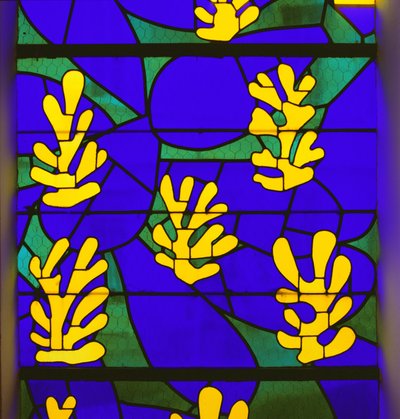 Vitrail "Arbre de vie" derrière l