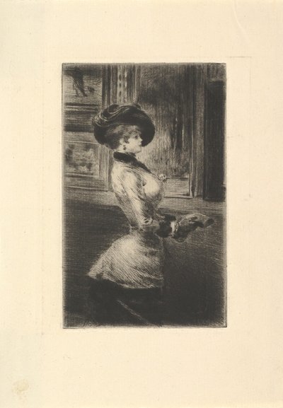 Femme en profil aux trois quarts dans une galerie d