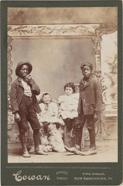 Portrait de quatre enfants,c. 1890 (photo) - Henry Cowan