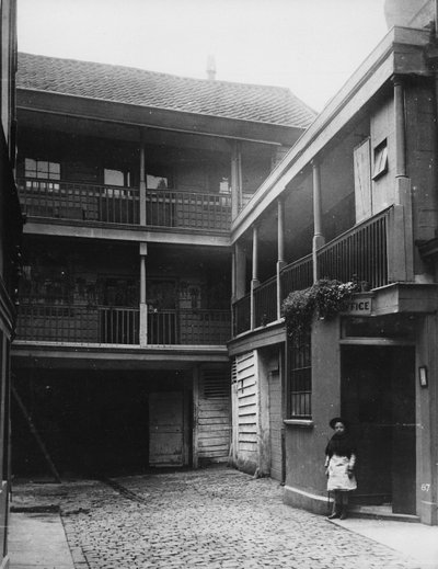 The Old Bell Inn, High Holborn, cour intérieure, vers 1884 - Henry Dixon