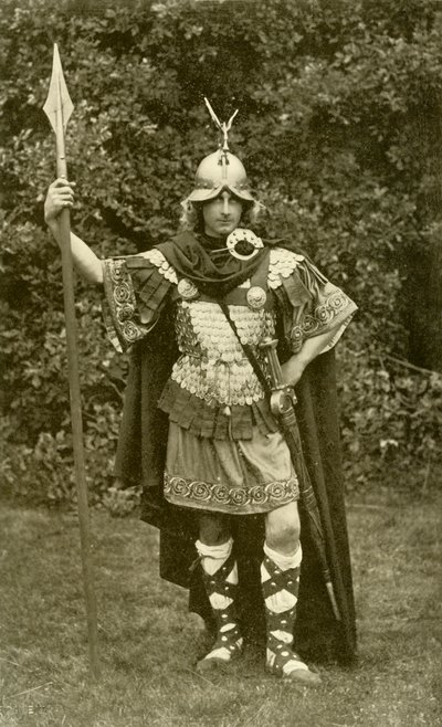 Représente le roi Arthur portant le costume de chef britannique, VIe siècle après J.-C. - Herbert Norris