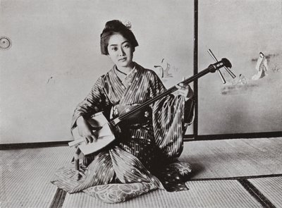 Une Geisha jouant du Samisen (photo) - Herbert Ponting