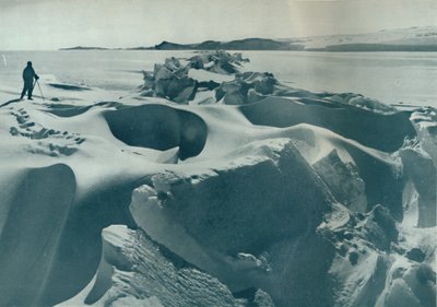 Une crête de pression dans la glace de mer se dirigeant vers le cap Barne, 1911 - Herbert Ponting