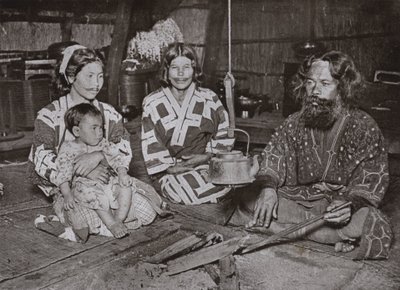 Homme et femme Ainu à la maison - Herbert Ponting