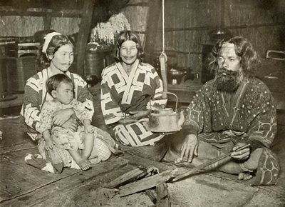 Homme et femmes Ainu à la maison, 1910 - Herbert Ponting