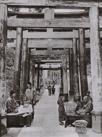 Une avenue de Torii au temple Inari - Herbert Ponting