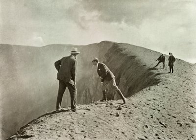 Au Bord du Cratère, Asama-Yama, 1910 - Herbert Ponting