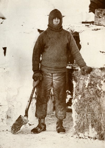 Capitaine L. E. G. Oates près de la porte de l
