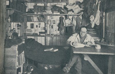 Le capitaine R. F. Scott, R.N., écrivant dans son journal, vers 1911, 1936 - Herbert Ponting
