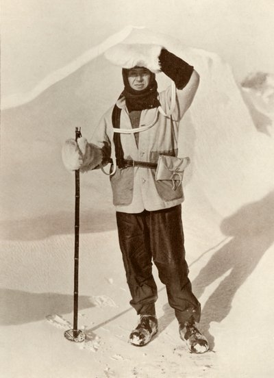 Le capitaine Scott portant le portefeuille dans lequel il transportait ses journaux de traîneau, vers 1910-1911, 1913 - Herbert Ponting