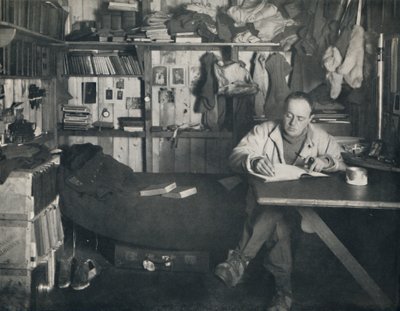 Le capitaine Scott écrivant son journal dans la hutte au cap Evans, vers 1911, 1914 - Herbert Ponting