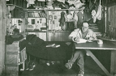 Le capitaine Scott rédigeant son journal - Herbert Ponting