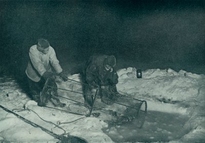 Dr. Atkinson et Clissold remontant le piège à poissons, 28 mai 1911, 1913 - Herbert Ponting