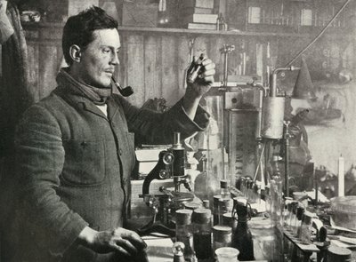 Dr. Atkinson dans son laboratoire, 15 septembre 1911, 1913 - Herbert Ponting