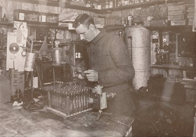 Dr. Simpson dans son laboratoire, 21 décembre 1911 - Herbert Ponting
