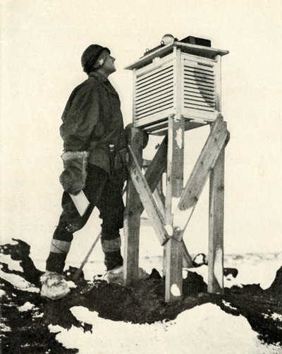 Dr. Wilson observant les premiers rayons de soleil enregistrés, vers 1911, 1913 - Herbert Ponting