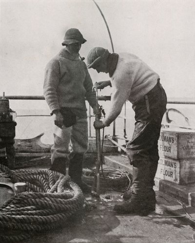 Dr. Wilson et Dr. Atkinson chargeant le fusil harpon, vers 1910 1913, 1913 - Herbert Ponting