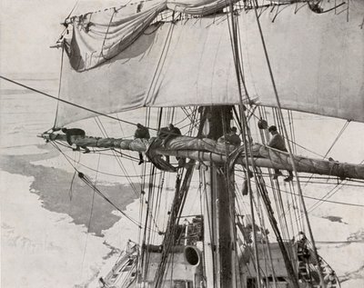Furling Sail in the Pack, vers 1910-1913 - Herbert Ponting