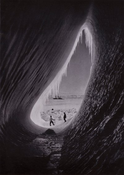 Grotte dans un iceberg; Terra Nova au loin - Herbert Ponting