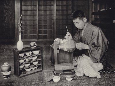 Japon dans les années 1920 : Peinture de porcelaine - Herbert Ponting