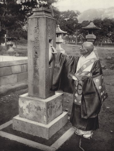 Japon dans les années 1920 : Roue de prière et prêtre bouddhiste - Herbert Ponting