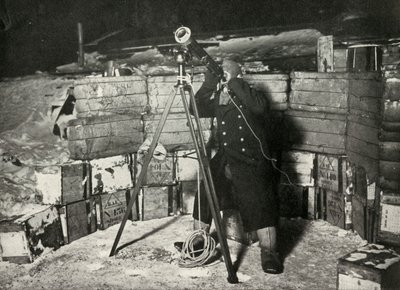 Lieut. Evans observant une occultation de Jupiter, 8 juin 1911 - Herbert Ponting