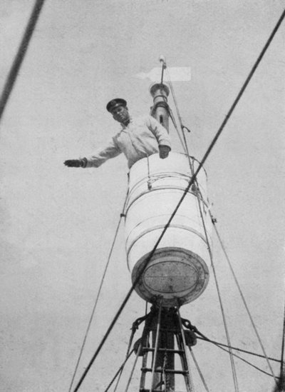Lieutenant Evans dans le nid-de-pie, vers 1910-1913, 1913 - Herbert Ponting