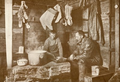 Meares et Demetri au poêle à graisse dans la cabane Discovery, 3 novembre 1911, 1913 - Herbert Ponting
