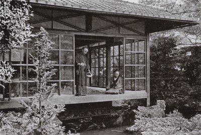 Namikawa San nourrissant ses carpes - Herbert Ponting