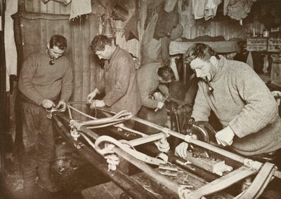 Préparation des traîneaux pour le voyage polaire Crean, Forde, Lashly, P.O. Evans, vers 1911, 1913 - Herbert Ponting