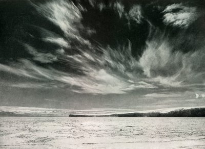 Nuages Cirrus remarquables au-dessus du glacier Barne, 19 décembre 1911, 1913 - Herbert Ponting