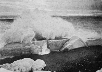 Vagues se brisant contre la glace échouée au Cap Evans, vers 1910-1913, 1913 - Herbert Ponting