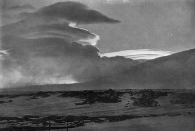 Nuages en forme de dos de baleine au-dessus du mont Erebus, vers 1910-1913, 1913 - Herbert Ponting