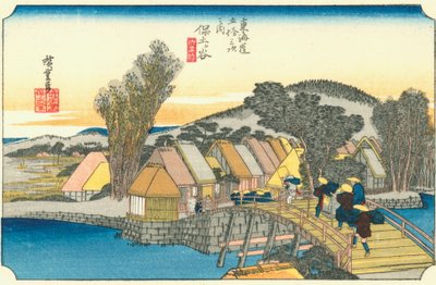 Hodogaya - Un village en bord de route avec une colline ronde au loin - Hiroshige