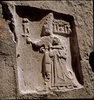 Le roi Tudhaliya protégé par une divinité (bas-relief, vers 1250-1220 av. J.-C.) - Hittite