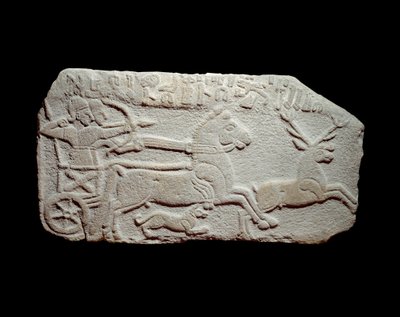 Relief de la chasse : le roi hittite Maradas dans un char poursuivant un cerf comme les rois d
