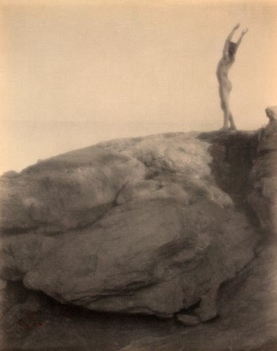 Garçon dans un paysage rocheux par F. Holland Day - Holland Fred Day