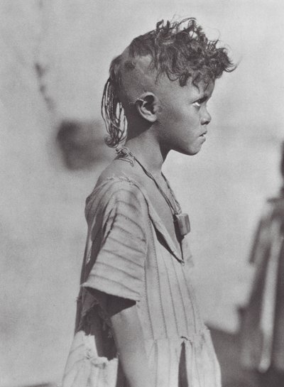 Afrique : Enfant Bisharin avec amulette - Hugo Adolf Bernatzik
