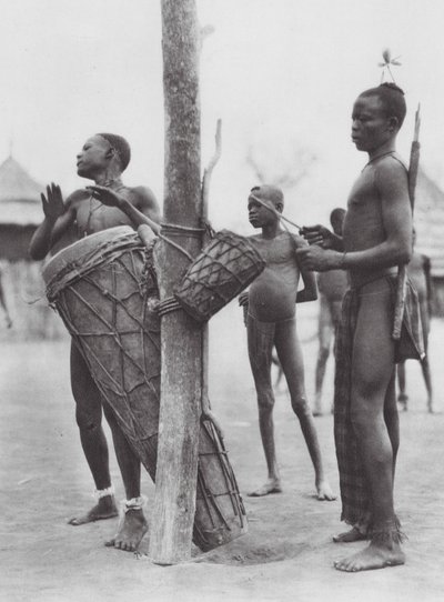 Afrique : Hommes Moru jouant des tambours - Hugo Adolf Bernatzik