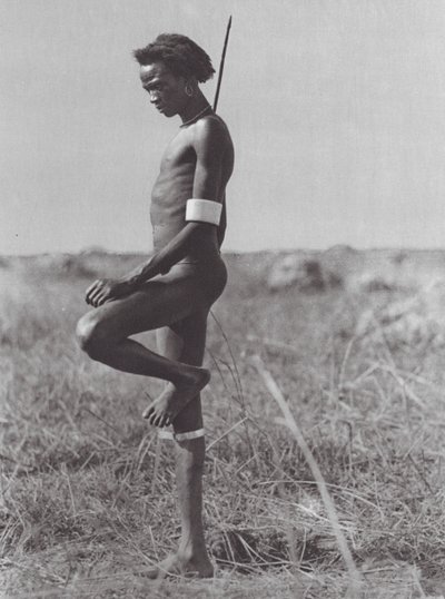 Afrique : Nuer, position de repos - Hugo Adolf Bernatzik