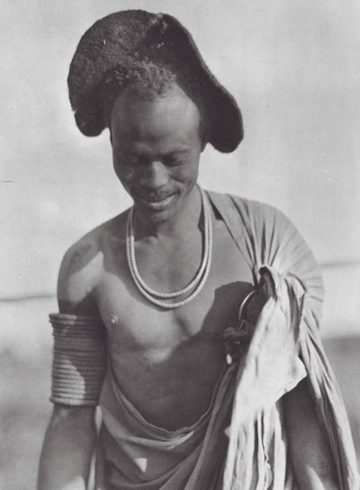 Afrique : Guerrier Shilluk avec coiffure à capuche - Hugo Adolf Bernatzik