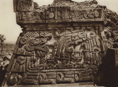Mexique : Xochicalco, partie de la pyramide avec serpent et hiéroglyphes (photo n/b) - Hugo Brehme