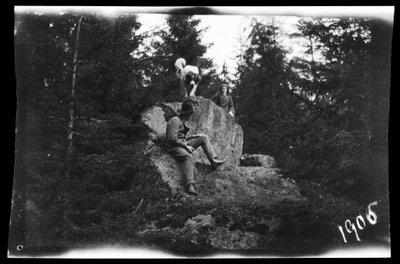 Guido et Blenda Simberg et Sarto dans la forêt de Niemenlautka - Hugo Simberg