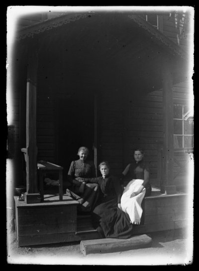 Serviteurs sur la véranda de la villa Niemenlautlauta - Hugo Simberg